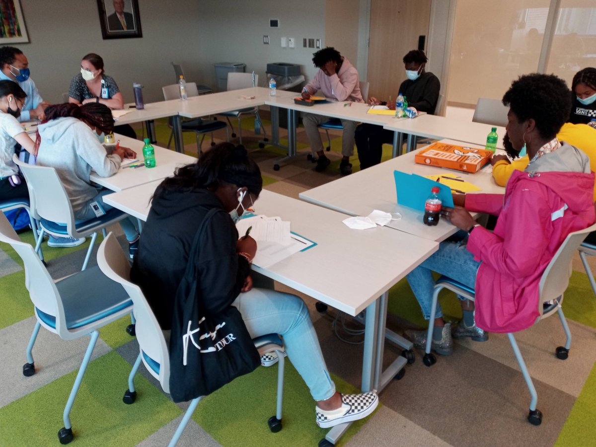 MUSCYouthCollab's tweet image. #CollaborationInAction

This past week our Community Outreach Coordinator, Ren Rountree, was able to work with Matthias Frye, Christa Green, and an amazing group of RB Stall students for a resume workshop. 

We love collaboration! #OneMUSC