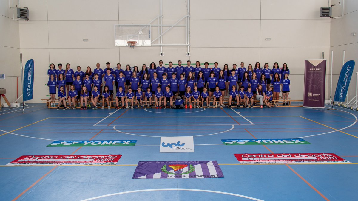 BadmValladolid's tweet photo. 💜 | FAMILIA MORADA 🏸

Hoy es un día muy especial, os presentamos la foto oficial del club en la temporada 2021/22 🤩🔝 

Aunque no están los 155 socios en la foto... ¡jugadores, familias, cuerpo técnico y patrocinadores hacen posible esta locura! 🤩

Enormemente agradecidos 💜 https://t.co/aAPX7e77zh