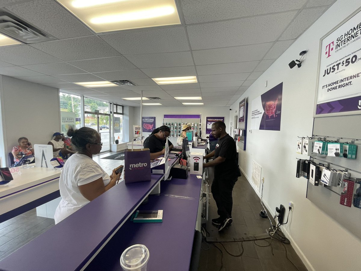 New phone for the grandkid, tablet for grandma and then Highspeed Internet for the whole house! #RoanokeRising #BeastMode #TrifectaDay <a href="/tglover187/">Terrance Glover</a> <a href="/ktownshend88/">Kelly Townshend</a> <a href="/ChappyCLT/">Matt Chappell</a> <a href="/moleworld/">Jamie Moles</a>