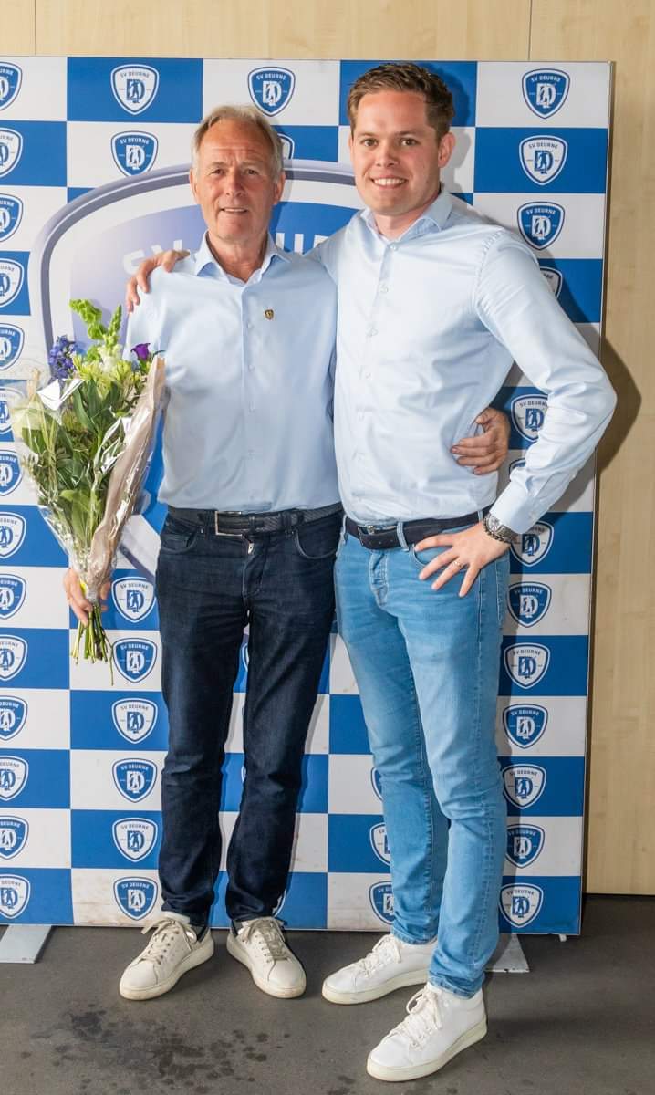 Einde seizoen. Vooraf tevreden met plaats 8, tijdens het seizoen gehoopt op meer.
Balen van de moeizame eindfase (periode 3); daarentegen wel een zorgeloos seizoen, een mooi aantal debutanten en 7 uit 3 tegen de buren. 
Op 9 aug. starten we weer, op naar '22-'23! #SVDeurne 🔵⚪️