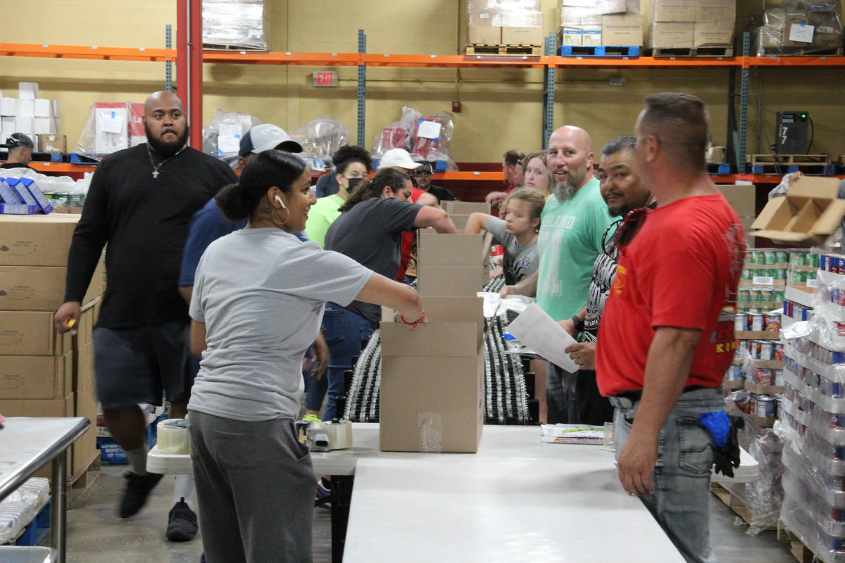 MidAmCarpenters's tweet image. #Local1127 members gave back to the community last weekend boxing up food and supplies for senior citizens and area families at Harvesters Food Bank. Thank you for stepping up and showing how Union Carpenters take care of their communities! 
#UnionProud #GivingBack