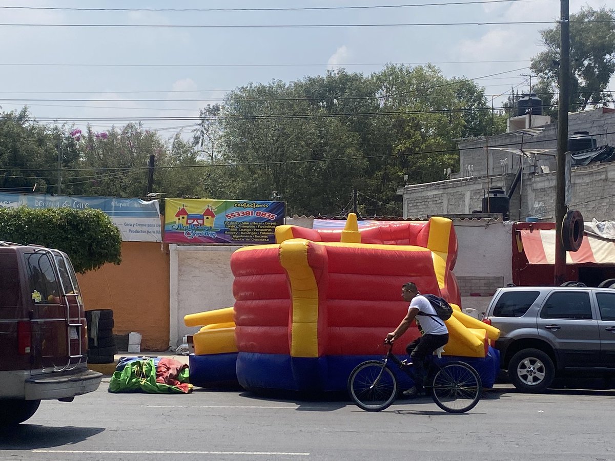 Sabesaveinte's tweet photo. Escuela naval 20 con un inflable diariamente cerrando casi la mitad de la avenida. Reportado a patrullas todos los días y nadie hace nada. @denuciacoyoacan @DenunciaCoyo @DenunciaCoyoac2 @Claudiashein @PAOTmx @OVIALCDMX @SSC_CDMX @AlcaldiaCoy https://t.co/VYZdTCQim7