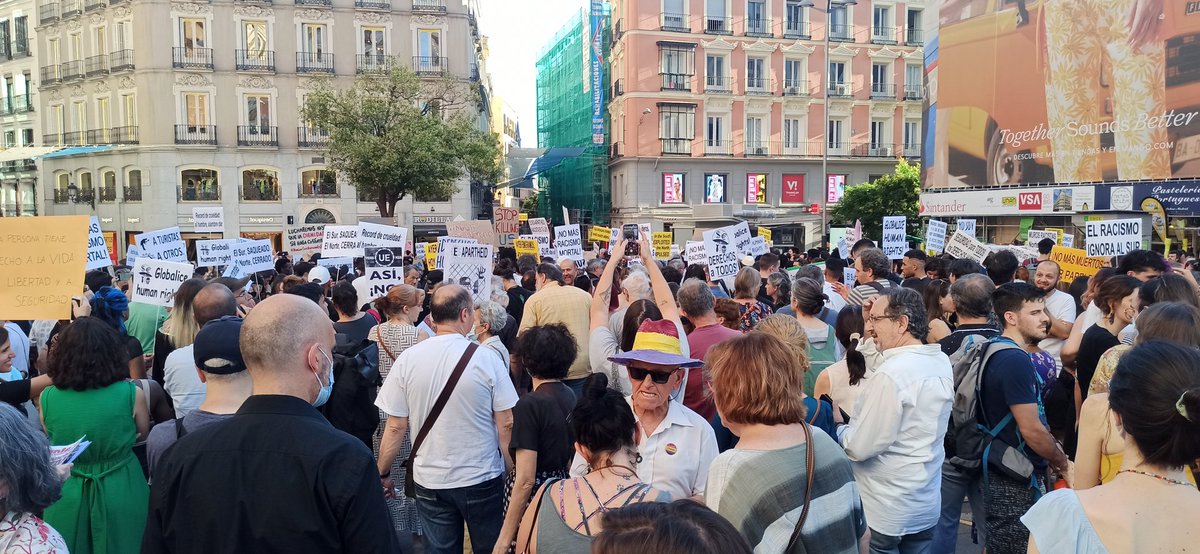 r_interlavapies's tweet photo. Estamos en Callao, denunciando la #MasacreMelilla, las políticas migratorias que matan y defendiendo el derecho a la vida de las personas #migrantes.
#ningúnserhumanoesilegal!!! https://t.co/t9tNtBqrm9