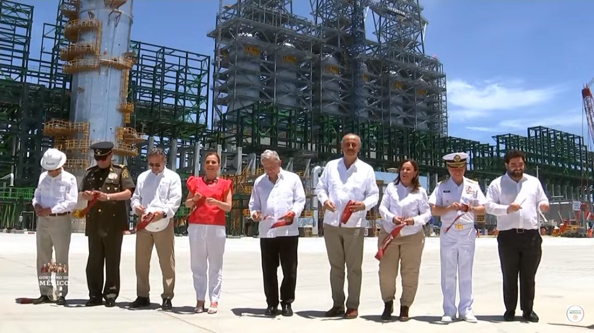 Reforma's tweet photo. El Presidente @lopezobrador_ e invitados cortaron el listón e inauguraron la primera etapa de la Refinería de #DosBocas en Tabasco

Sigue aquí la cobertura
👉https://t.co/bu2qw1rqZU https://t.co/IJjsmUpe17