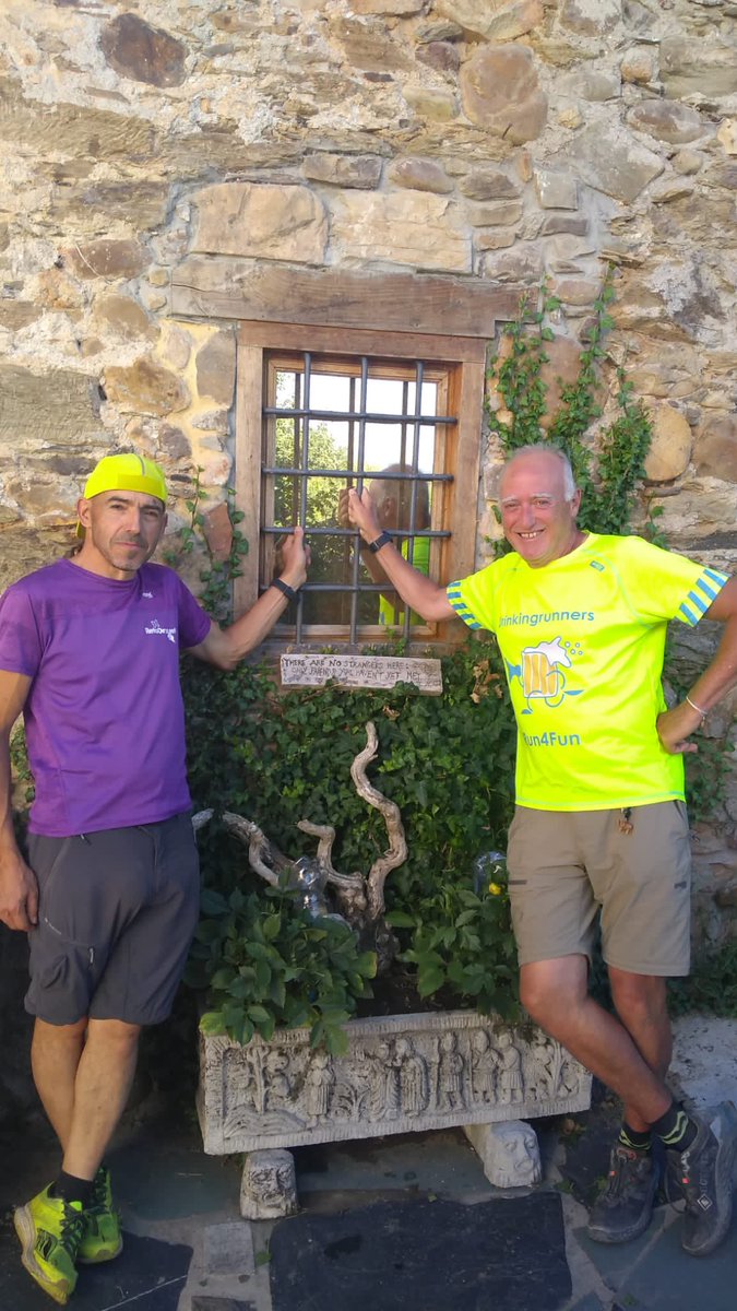 DrinkingRunners's tweet photo. Que estarán tramando @PatagonicoRun y @TxabiAlbert en Ponferrada.
Morados y Verdes solidarios. #kmsXalimentos Dravet https://t.co/NGJWP80MvE