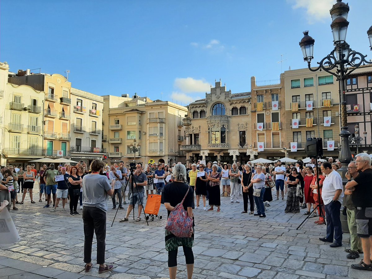 Llegim el manifest i demanem #nomasmuertesenlasfronteras . Denunciem #MasacreMelilla 
Gràcies pel vostre recolzament i signeu la #ILPRegularitzacio