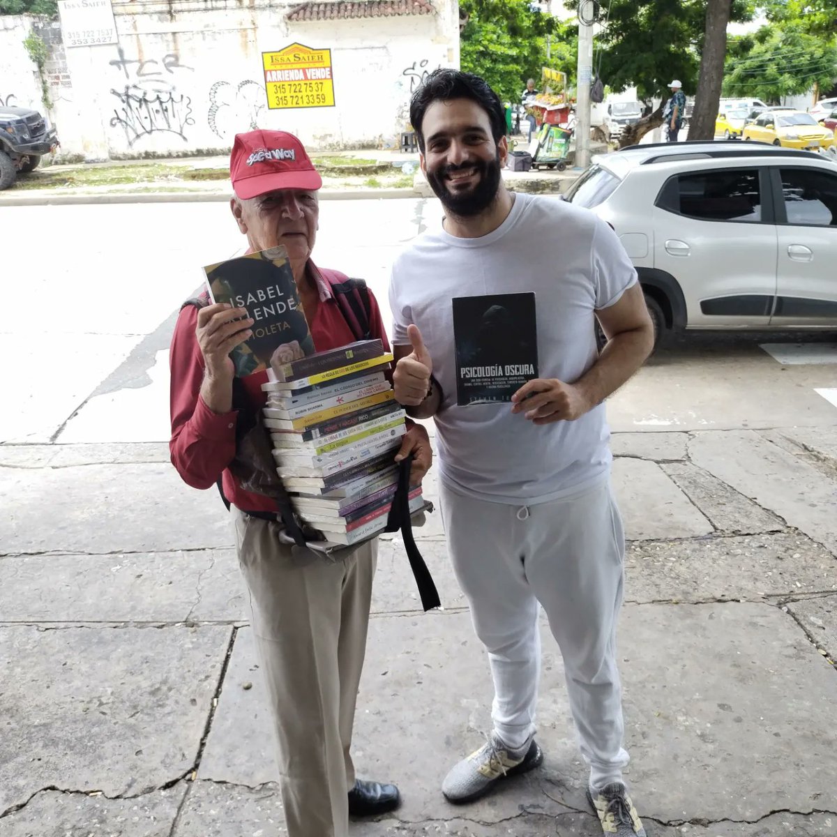 OlayaAbraham's tweet photo. "El que trabaja con amor, no trabaja, se divierte."

Hace un tiempo conocí la historia del senor Gustavo Restrepo. El señor Gustavo tiene 15 años recorriendo las calles de nuestra Barranquilla vendiendo sus libros desde muy temprano hasta tarde en la noche. https://t.co/p0rCaCzEER