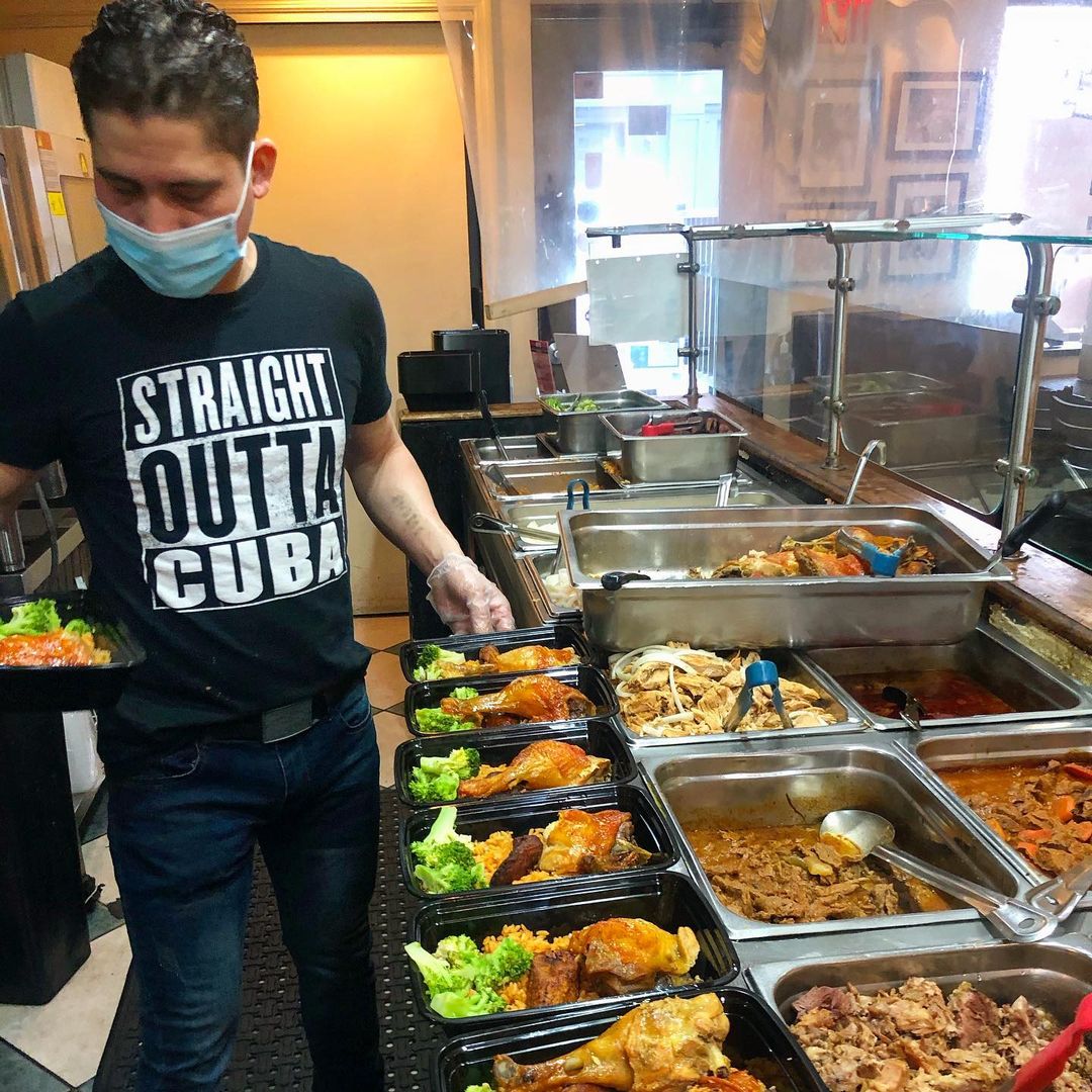 NWKDelivers's tweet photo. Do we see six different protein options behind the counter at @lacocina_newark? With so much variety, the #NewarkWorkingKitchens meal combinations are endless. 🧑🍳
📸: @lacocina_newark https://t.co/36AAKlFewu