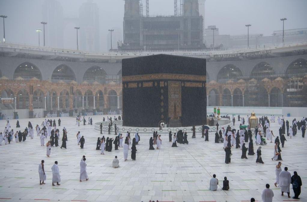 raway_alqasid's tweet photo. "لـمَّا رأيتُ البيتَ ضَمَّ بياضَهُـمْ
ألفيتُ قَلبي بالمحبَّةِ أسرفَا
يَا ربّ طهِّرْ لِي فؤادِي مِثلهُـمْ
واكتبْ لروحِي مِنكَ يَا ربِّـي الصَّفَا" 🤍 https://t.co/LKn21rSaMP