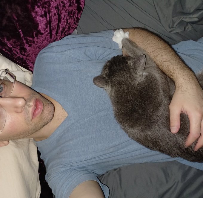 He's so comfy lol https://t.co/i4zEn6nYgB