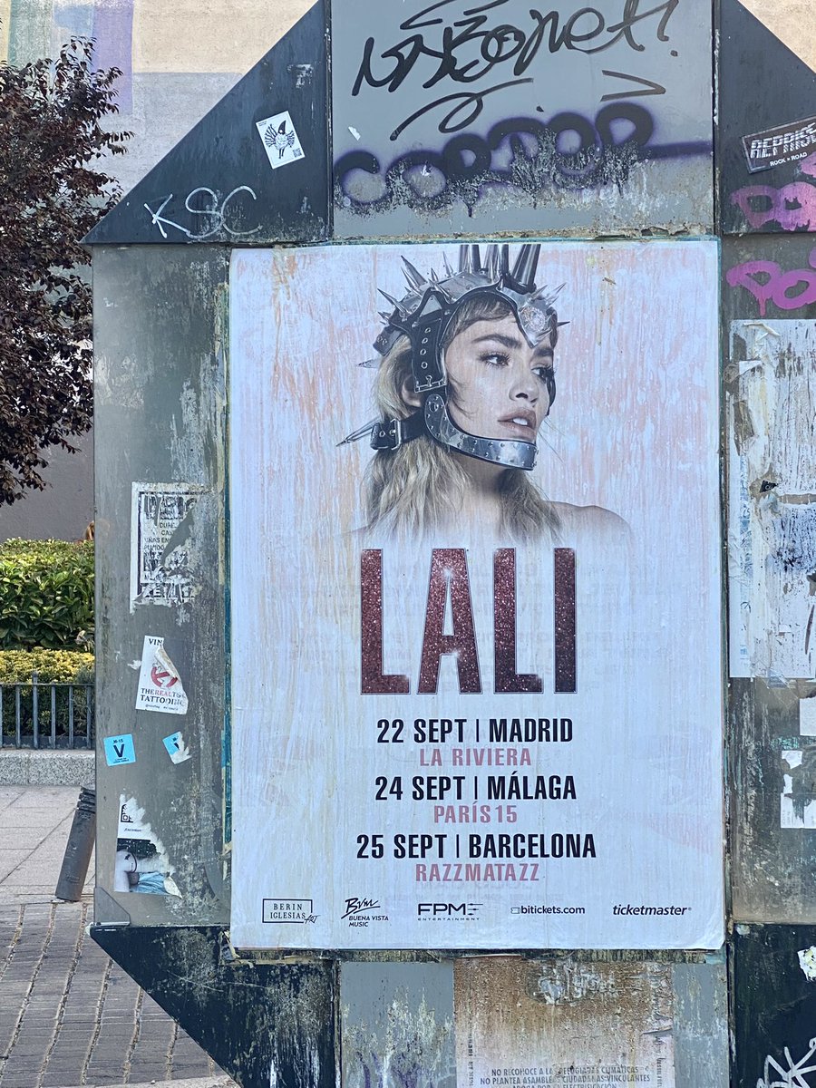 LaliEspositoFCE's tweet photo. Lo bonita que está la ciudad de Madrid vestida con el cartel del #DisciplinaTourEspaña🇪🇸⛓🌹❤️ 
@lalioficial https://t.co/gAqKWJM6Ia