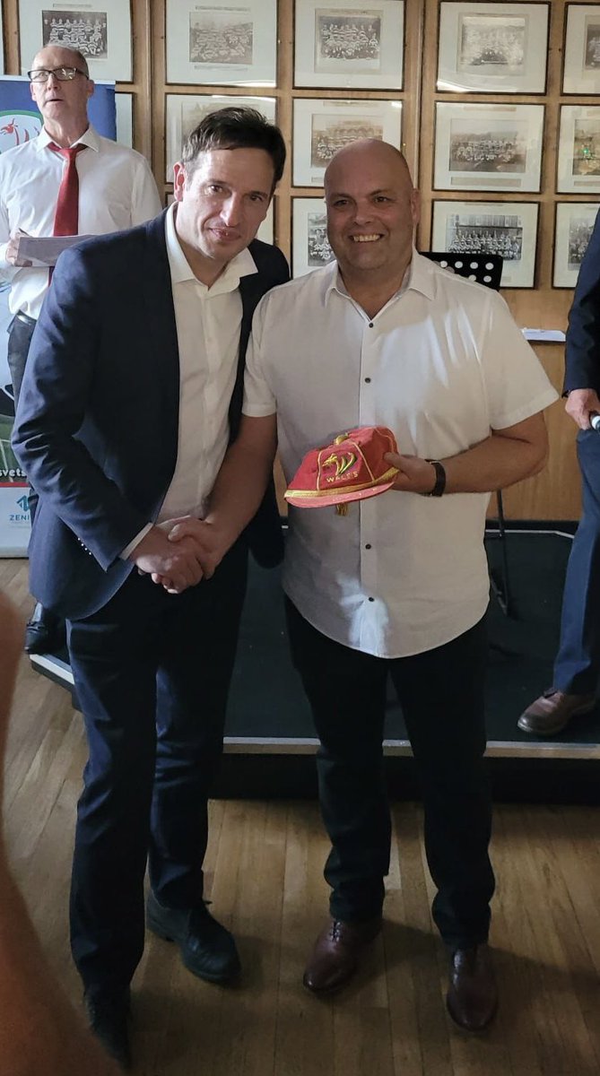 IslandMarineFC's tweet photo. Well done to our 1st team coach @9cueball Kevin Owens on getting his Wales vets cap tonight from @NoelMooney13. Well done Kev setting standards, proud club  👏👏👍⚓️⚽️🏴󠁧󠁢󠁷󠁬󠁳󠁿🏴󠁧󠁢󠁷󠁬󠁳󠁿 https://t.co/SgYa7NpivD