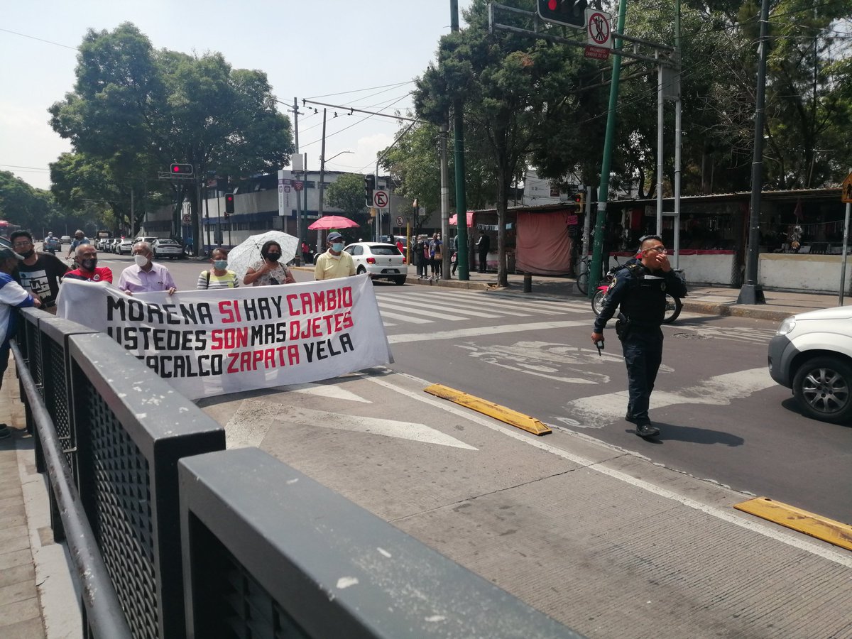 ColonosSnMiguel's tweet photo. Mientras tanto en Iztacalco. No entendí que necesitan pero permiten el paso. https://t.co/kJvnrowkol