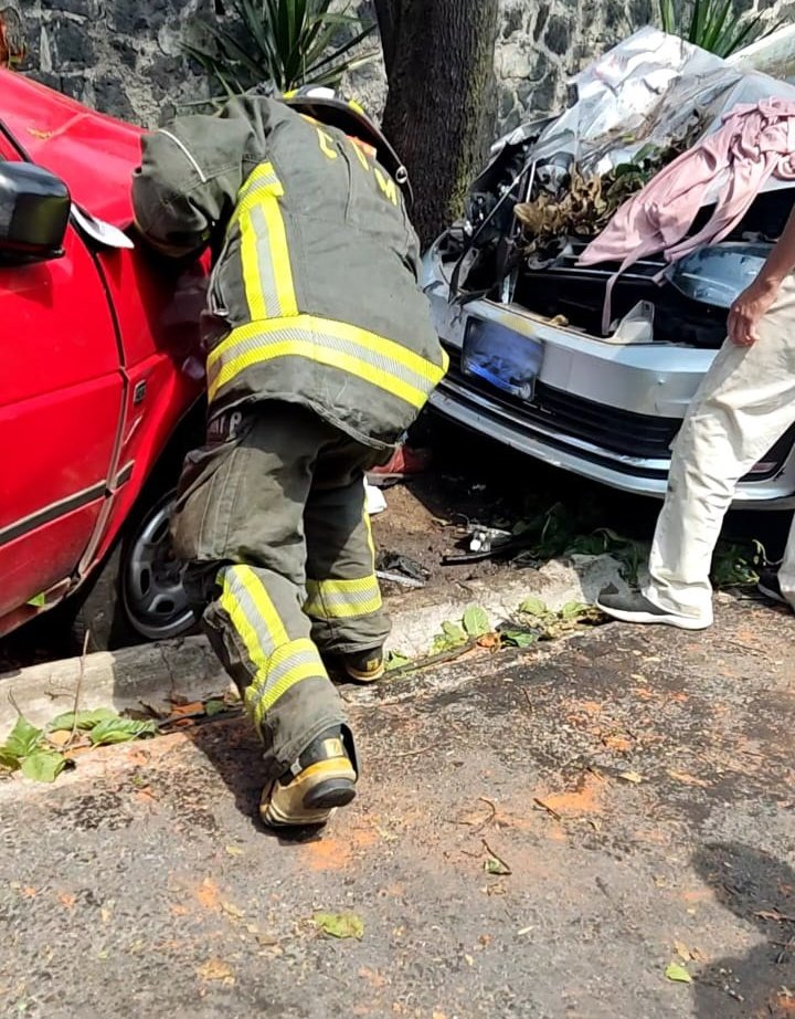 CI_CDMX's tweet photo. #AlMomento || Elementos de la #SSC_CDMX han acordonado la zona donde una persona murió, presuntamente luego de ser embestida por conductor que aparentemente perdió el control de su auto, en calle #Kinchil entre #Hocaba y #Conkal, Col. #HéroesDePadierna, alcaldía #Tlalpan.
DEP. https://t.co/NOg9YGi41H