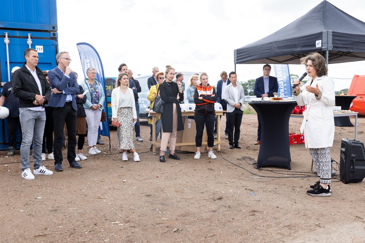 2. Bijzonder moment! De 'eerste' paal van IKC Middelsee is vandaag de grond in gegaan met wethouder Nathalie Kramers aan de knoppen. Fundament onder een prachtig circulair #IKC 0-14
@nkramers @sinnekov <a href="/Gemeente_Lwd/">Gemeente Leeuwarden</a> <a href="/DijkstraDraisma/">Bouwgroep Dijkstra Draisma</a> <a href="/PrangerRosier/">Pranger-Rosier Inst.</a>