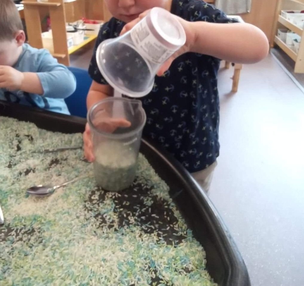 Stepsnursery's tweet photo. 3/3
The children did really good pouring of the rice from one pot to another and using the spoons to scoop the rice with!

#rice #sensorytray https://t.co/GefaoHwxbJ