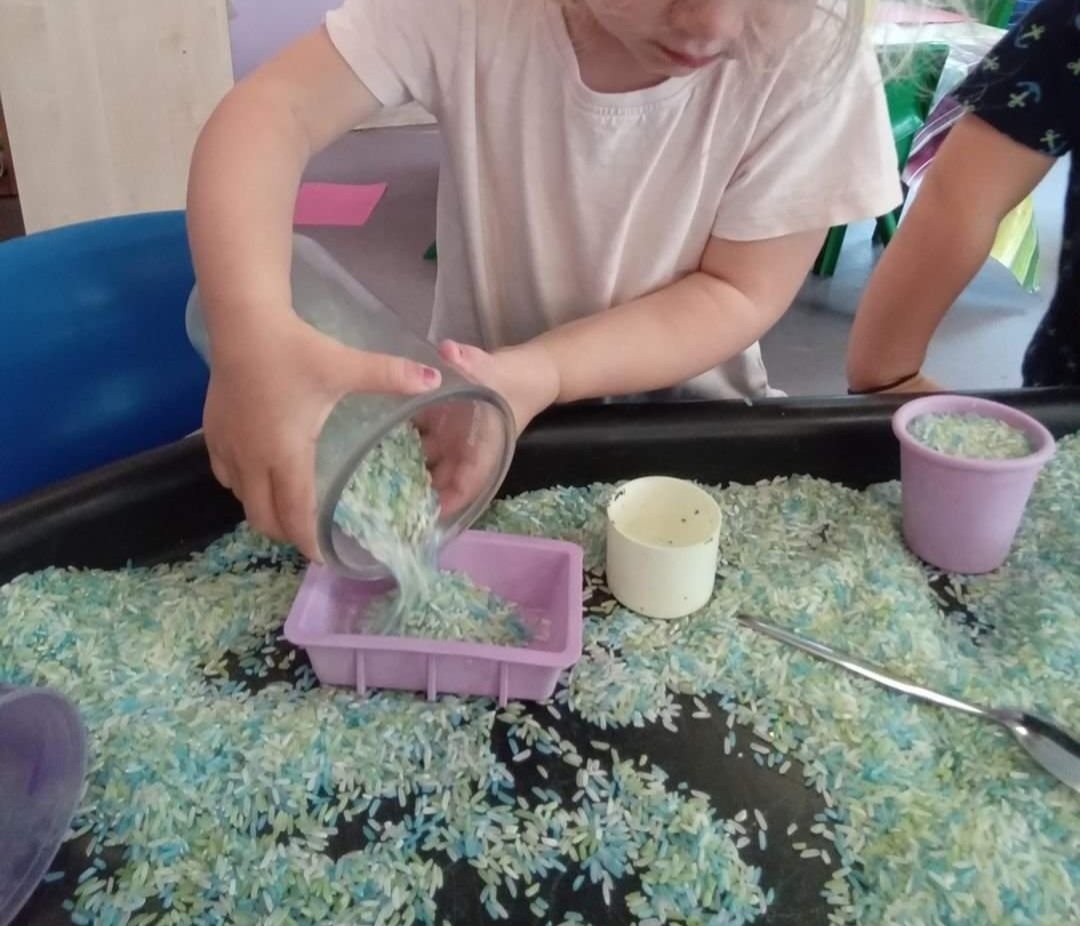 Stepsnursery's tweet photo. 3/3
The children did really good pouring of the rice from one pot to another and using the spoons to scoop the rice with!

#rice #sensorytray https://t.co/GefaoHwxbJ