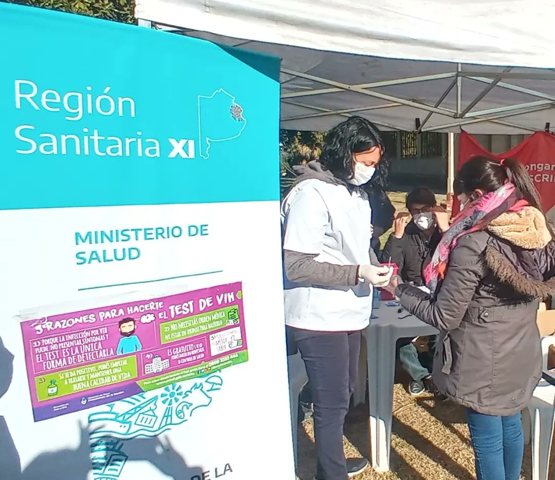 RegSanXI's tweet photo. En el marco de semana de la Prueba del VIH

Desarrollamos una Jornada de Testeo de VIH en el interpredio de El Dique 
  Conociendo nuestro estado

▶Se testearon más de 50 trabajadores de @RegSanXI, CUCAIBA, Hospital El DIQUE y @EmergenciasB y vecinos/as de los alrededores. https://t.co/2SsRYda9ju