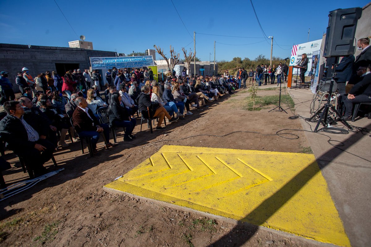 ines_byd's tweet photo. La nueva infraestructura urbana beneficia a 133 familias y comprende la construcción de veredas, colocación de cestos de basura, rampas de acceso vehicular y para personas con discapacidad. También 60 artefactos LED para el alumbrado publico, parquizado y 173 árboles autoctonos. https://t.co/YbV3iSWYUc