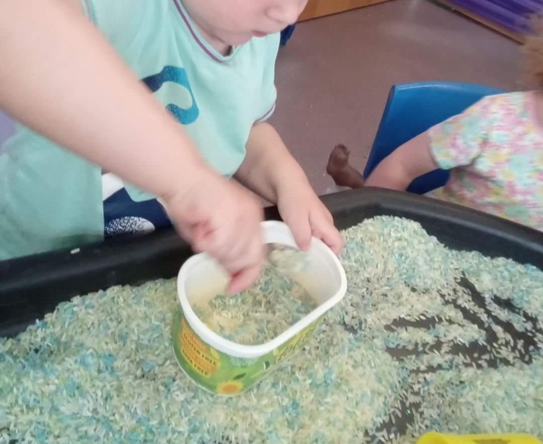 Stepsnursery's tweet photo. 2/3 into them we chatted about them been full and empty.
We talked about the colour of the rice and the shapes of the pots too. Some of the children worked really well together to fill their pots up with rice!!! 

#rice #sensorytray https://t.co/sTUItISELB