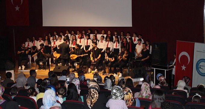 EdremitAdem's tweet photo. Van Edremit Kaymakamlığı Şabaniye Adem tarafından hazırlanan Çocuk Korosu,izleyenlere unutulmaz bir konser verdi.Konsere,Edremit Kaymakamımızın eşi Akife İpek TÜRKMAN Hanımefendi ,Edremit İlçe Milli Eğitim Müdiresi Elif Yörük,Vakıf Müdürü Taner Takıs çok sayıda vatandaş katıldı https://t.co/Goqfv76p5S
