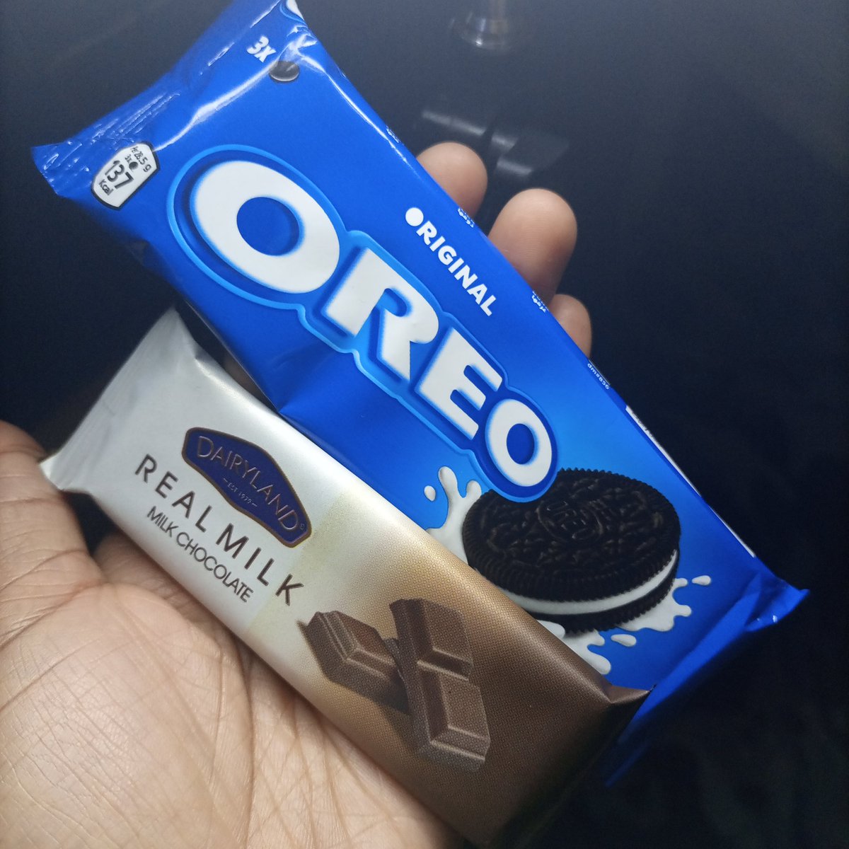 daizykui's tweet photo. Getting Ready For Movie Night Couldn't Get Any Sweeter but Simu ndio inaniangusha. I have to plug it in kwa charger all the time #poorbattery @theTrendLive #TTT #heyamina #TECNOCameraMasters #Camon19series #CAMON19Launch #tecnoCamon19 https://t.co/bw9Hr6yjtQ