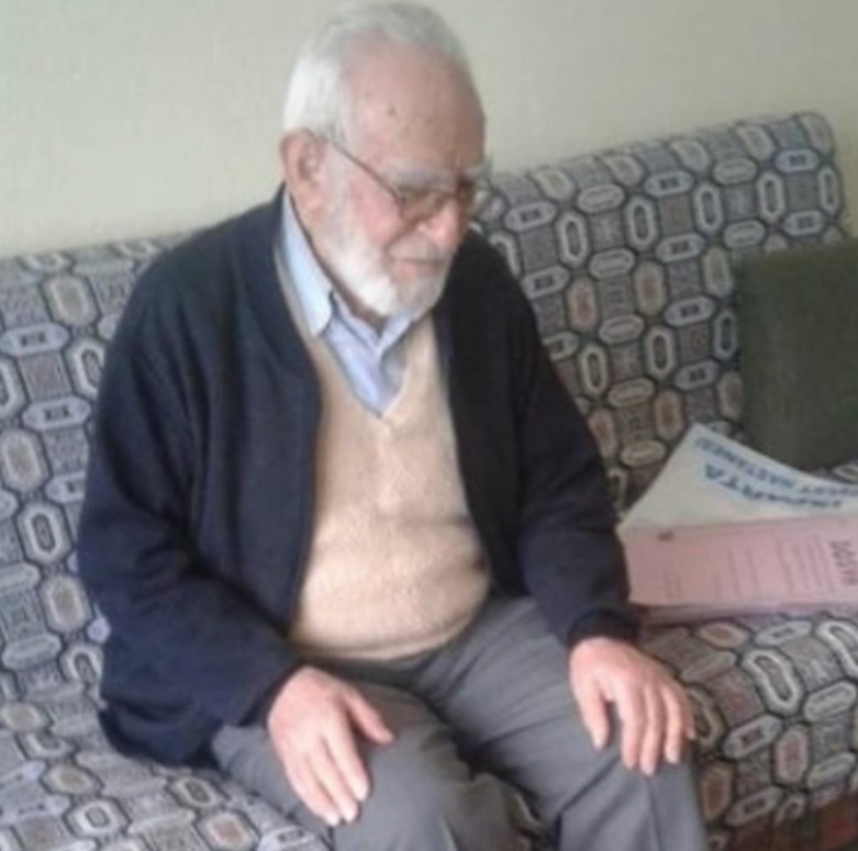 Abdullah Aydoğan'ın hapse girmeden önceki son hali... Gözü hapiste hepten kör oldu. Ne zaman karantinadan çıksa ailesine "Ben burada ne yapacağım" diyor. 6 yıldır hapiste olan adamcağızın bugüne kadar sesi hiç çıkmamış, şimdi zorda ki yardım istiyor.

Cezaevinde HayatlarBitmesin