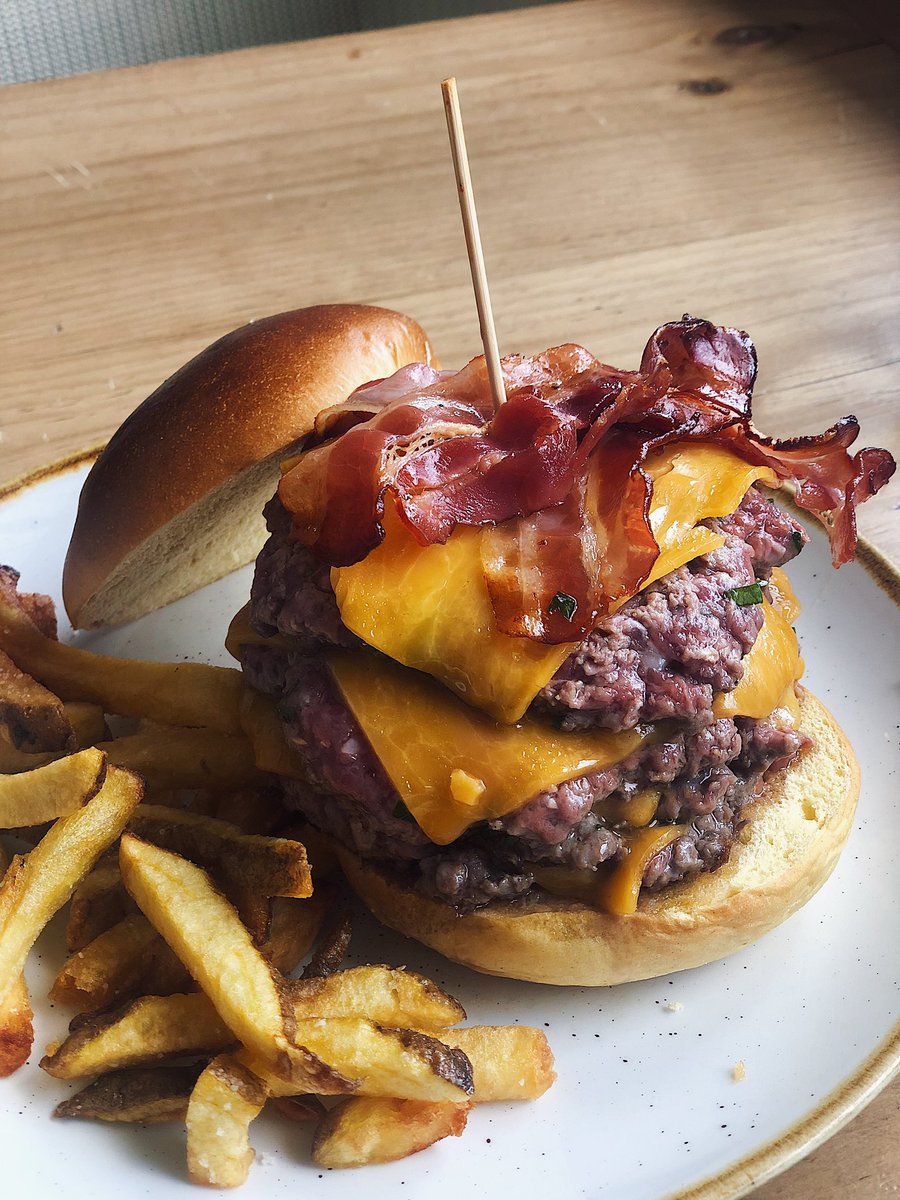 Por fin viernes!

Hora de disfrutar en #Queenburgergourmet 🙌🏻😜 

Os esperamos este finde con las mejores hamburguesas 🍔 ♥️
#veranomadrid #cenarenmadrid #hamburguesas