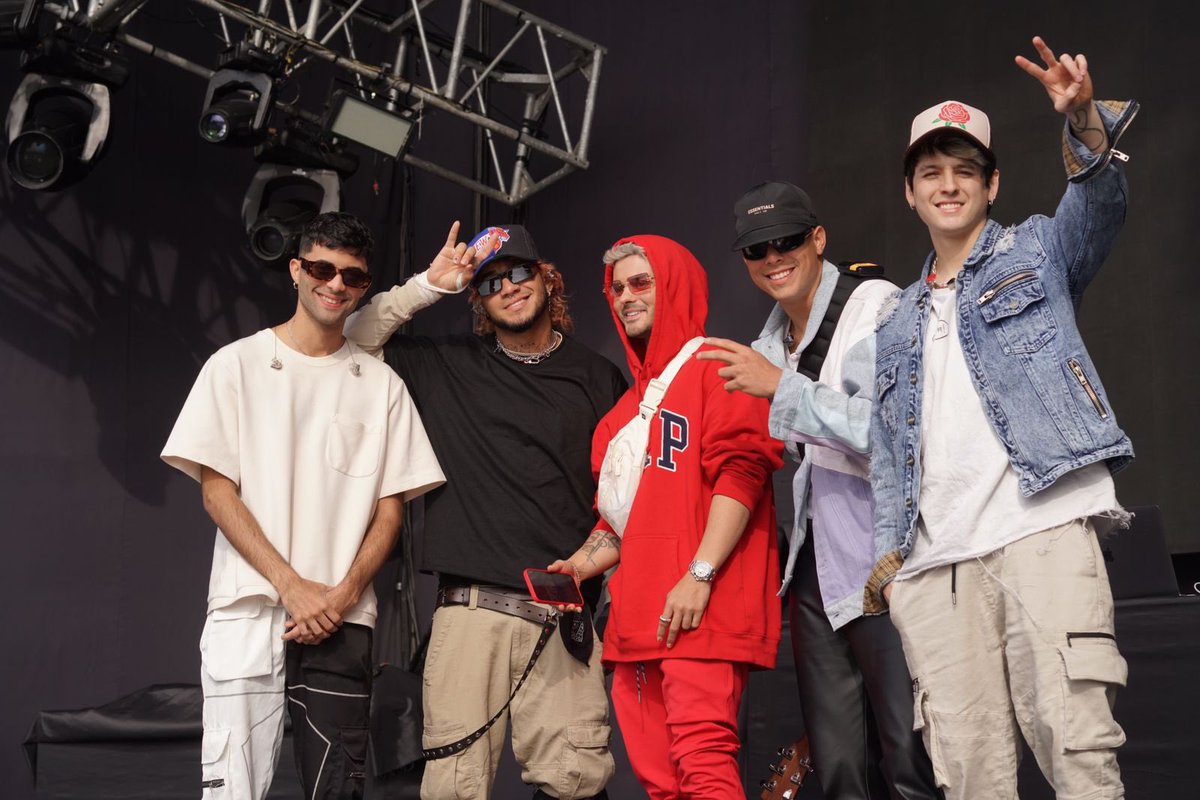 CNCOmusic's tweet photo. Sí que la gozamos en Perú 🎤 https://t.co/8P8VjwNzpF