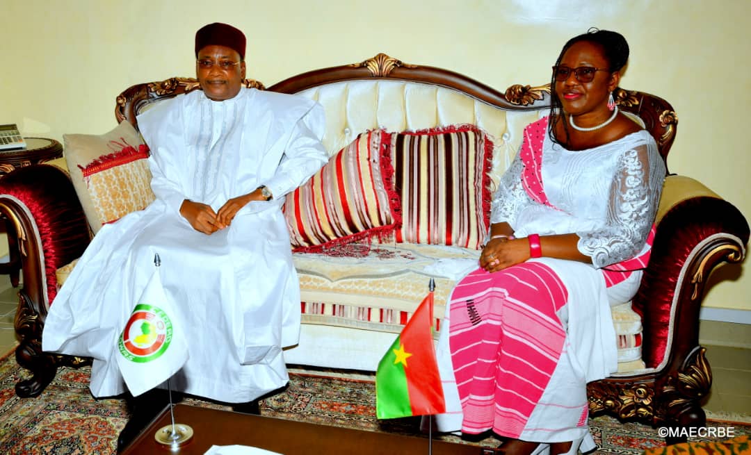 BurkinaMae's tweet photo. Le facilitateur de la #CEDEAO pour le #BF, S.E.M. Mahamadou ISSOUFOU, est arrivé à Ouagadougou ce 1er juillet 2022. Il a été accueilli à sa descente d’avion par la ministre en charge des Affaires étrangères, S.E.Mme @OliviaROUAMBA.👇👇👇
https://t.co/cdj1Xt0rnc https://t.co/J1POxeRgfT