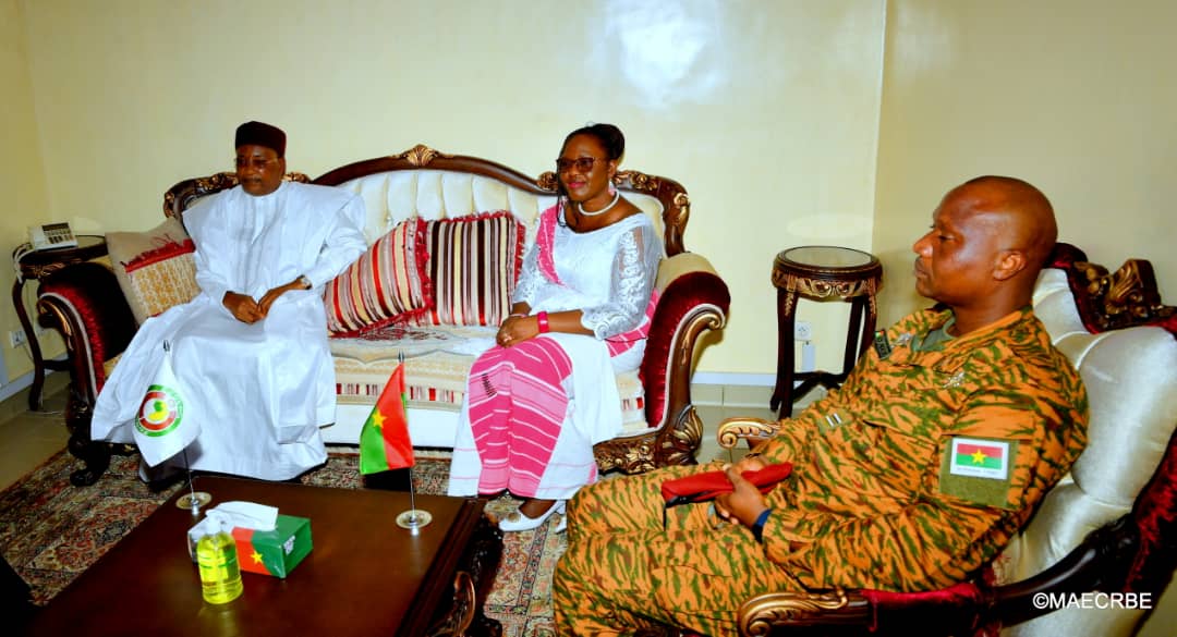 BurkinaMae's tweet photo. Le facilitateur de la #CEDEAO pour le #BF, S.E.M. Mahamadou ISSOUFOU, est arrivé à Ouagadougou ce 1er juillet 2022. Il a été accueilli à sa descente d’avion par la ministre en charge des Affaires étrangères, S.E.Mme @OliviaROUAMBA.👇👇👇
https://t.co/cdj1Xt0rnc https://t.co/J1POxeRgfT