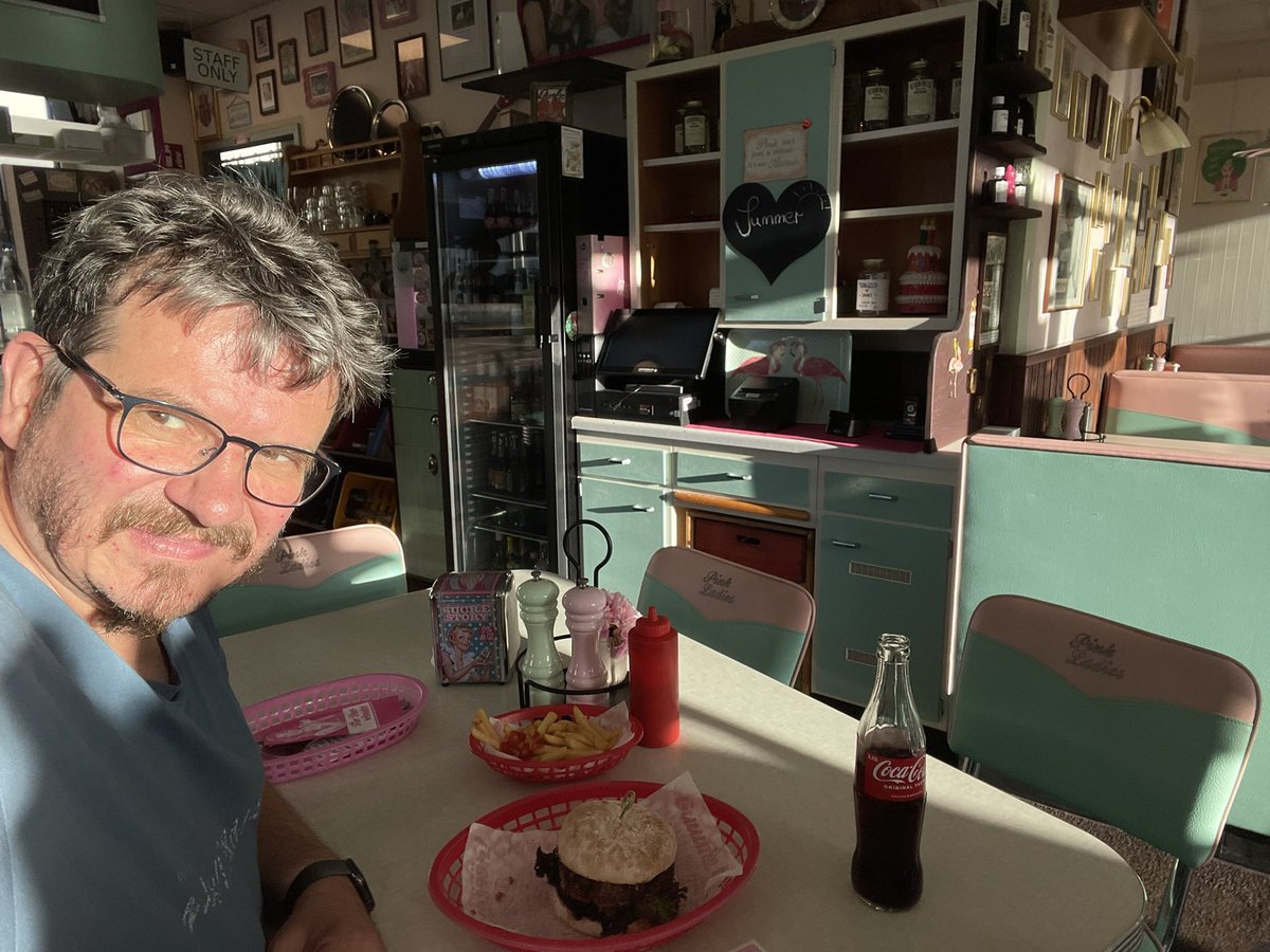 ewingo13's tweet photo. Belohne mich gerade nach einem langen Arbeitstag mit einem #Burger im „The Ladies“ auf dem Heimweg!
„#Pink isn't just a color, it's an attitude!“ #Dadof3Girls #Feierabend Vorfreude #loscon22 https://t.co/LJd90ngMB6