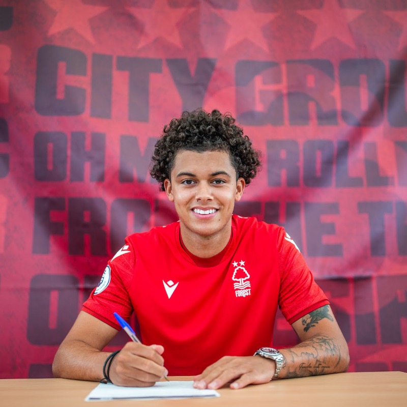 NFFC's tweet photo. 𝘖𝘕𝘌 𝘖𝘍 𝙊𝙐𝙍 𝘖𝘞𝘕 ❤️

We are delighted to announce that Brennan Johnson has signed a new long-term deal with the club. ✍️

🌳🔴 #NFFC
