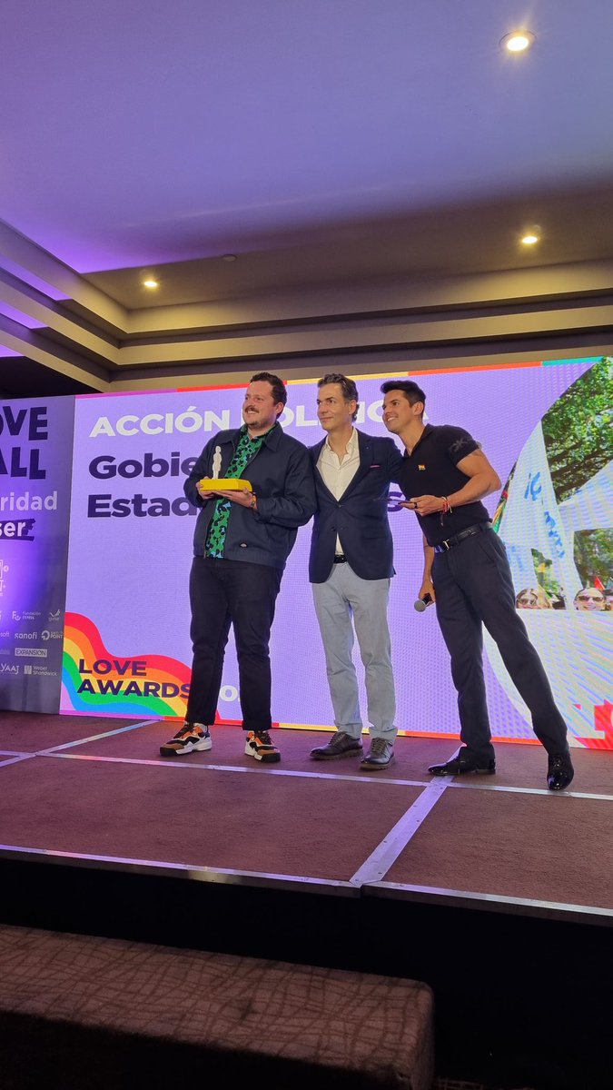 andtrelun's tweet photo. Estoy muy orgulloso del trabajo que hemos hecho en el @GobiernoJalisco para la igualdad. 

El festival @LOVE4ALLMX me entregó el reconocimiento a la acción política 2022 por los avances en derechos LGBT+ que hemos logrado en Jalisco. 

#JaliscoDeIguales https://t.co/mWiKYBqsJy