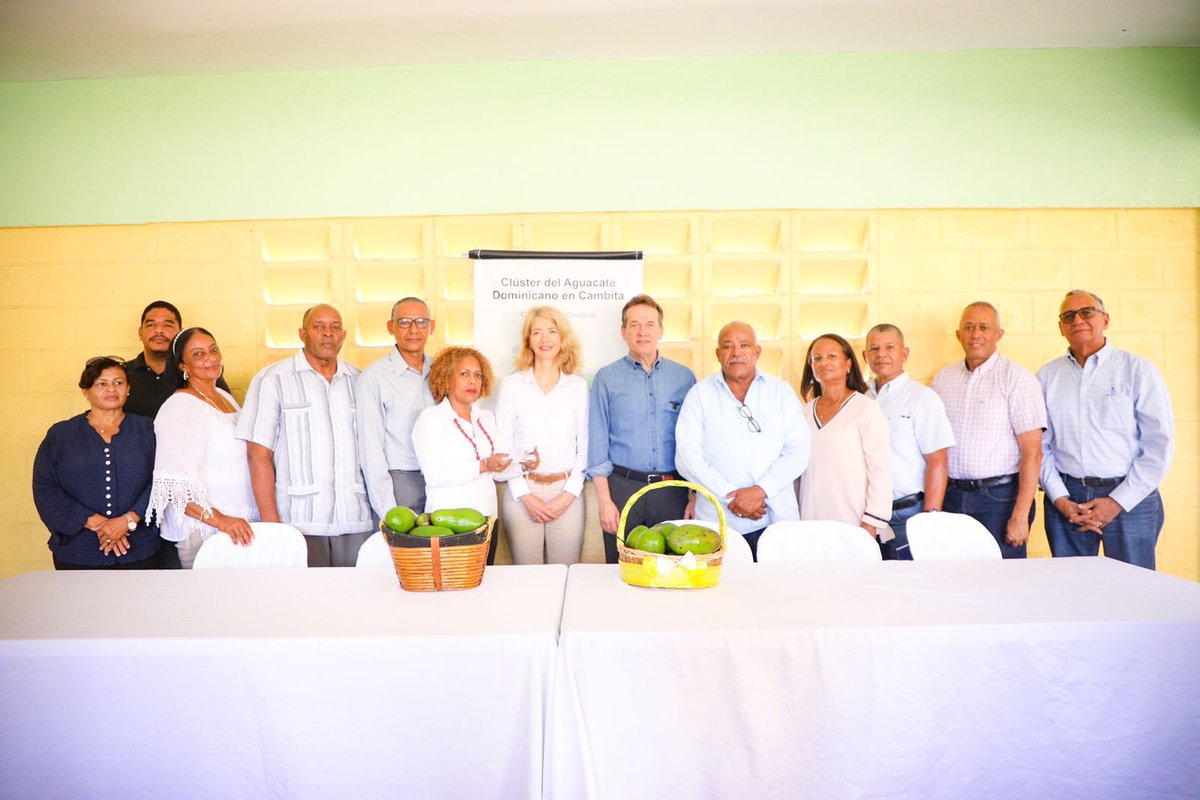 EmbUEenRepDom's tweet photo. Estuvimos en el Cluster del Aguacate Dominicano junto al ministro @itobisono, conociendo sus avances en materia de calidad y de la construcción de la Denominación de Origen Oro Verde de Cambita.

 #CalidadyMipymes @MIC_RD @CODOCA_ @ODACRD https://t.co/8d2CJds6g5