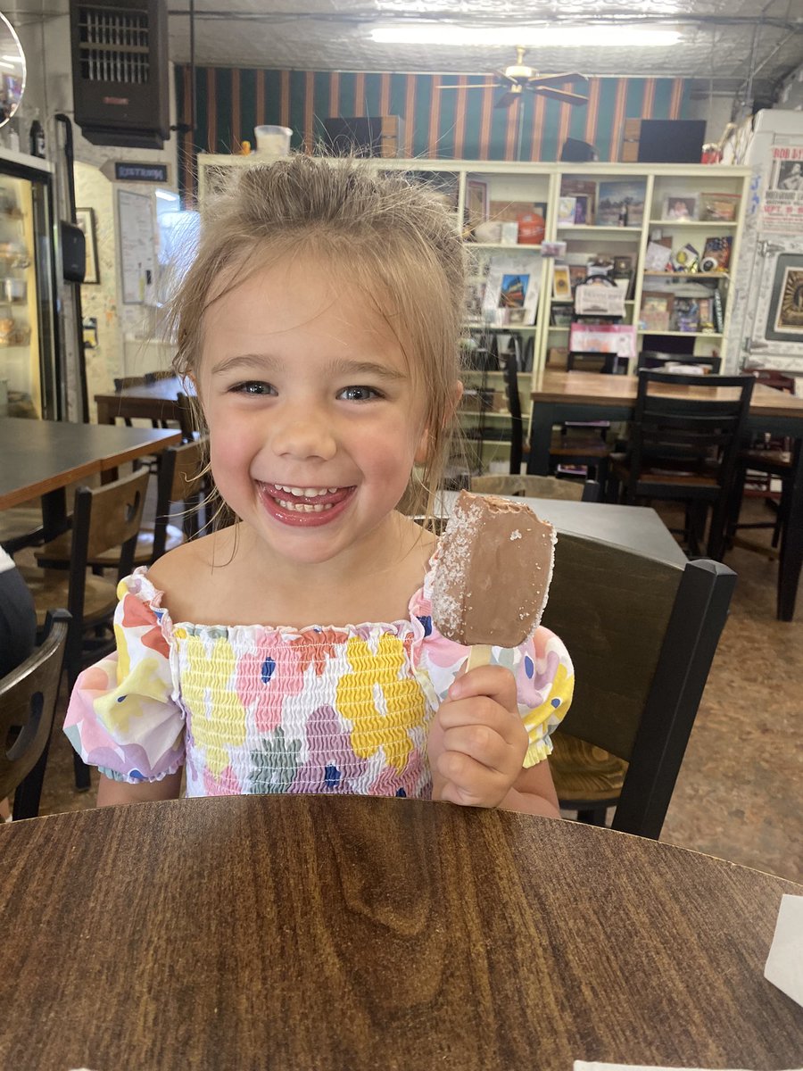 Amymvanderburg's tweet photo. What’s better than a fudge bar on a Friday?! https://t.co/NAZIfCES3o