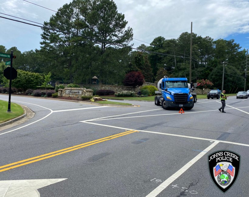 JohnsCreekPD's tweet photo. 🚨Traffic Alert 🚨
A disabled tractor trailer is partially blocking Old Alabama Rd at Foxworth Dr and causing minor traffic delays.
Please use caution when passing.
#JohnsCreek #JohnsCreekPD #JCPDRowe #Strongertogether https://t.co/P38PpIS3SS