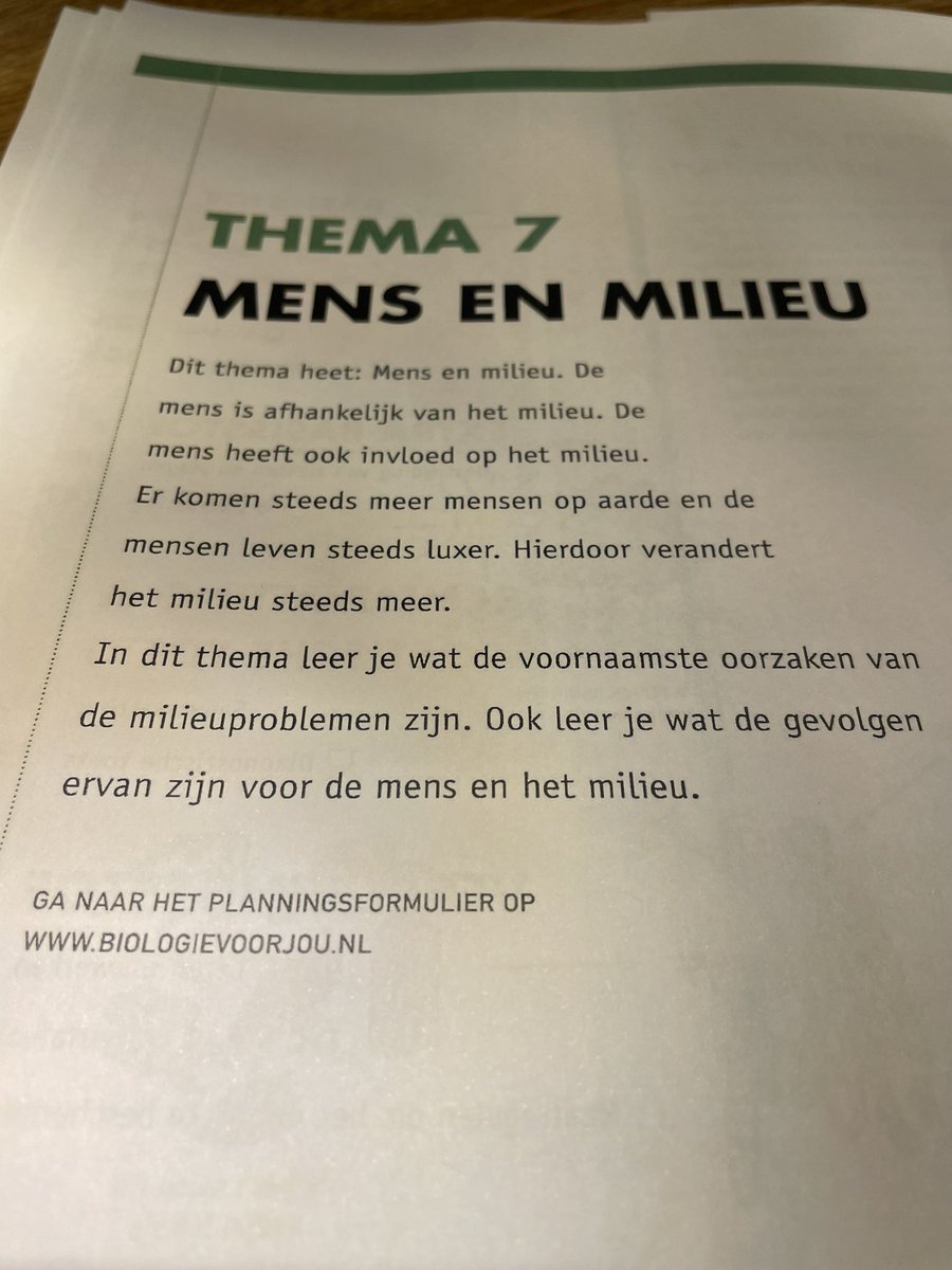 hestermaij's tweet photo. In het biologieboek van mijn zoon (13) staat dat er vaak te veel dieren in te kleine hokken zitten, zie afbeelding met oa kistkalveren. Dat dit in 2004 (4 jaar voor zijn geboorte) was afgeschaft staat er niet bij 😡. Zo komen de landbouw fabels de wereld in. 🤬  @ministerlnv https://t.co/urJXsxwwAm