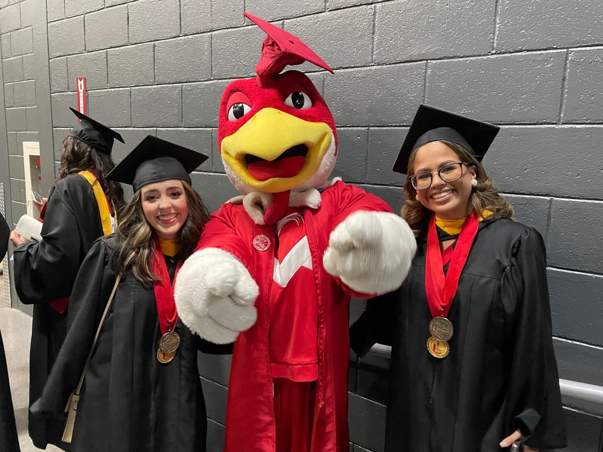 uprrp's tweet photo. En esta🎓Colación de Grados🎓unos 2,523 universitarios desfilaron en este evento. En total, se adjudicaron 136 doctorados, 484 maestrías, 1,751 bachilleratos, 147 Juris Doctor y 5 Certificados Postgrado. #GradUPRRP2022 #Clase2022 #801x100pre #yoamolaiupi #OrgulloUPR ¡Felicidades! https://t.co/8a8oEbY6A8