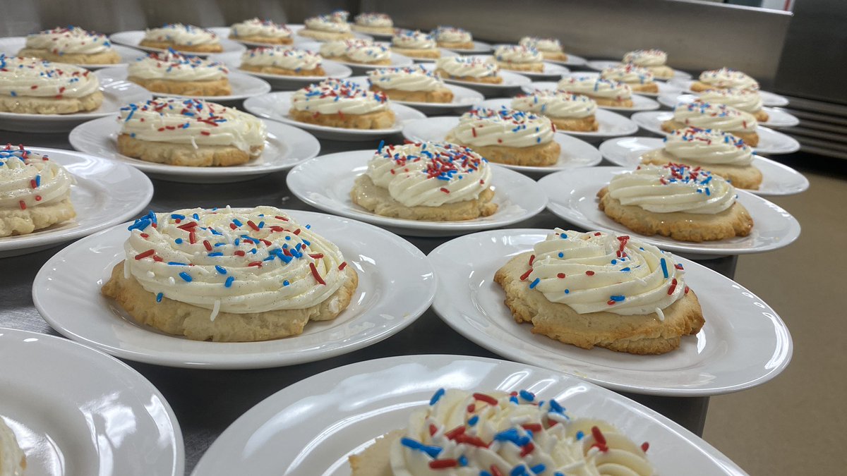 ChefChrisRajner's tweet photo. Serving up some festive scratch baked Frosted Sugar Cookies @LakesOfSylvania @TrilogyLiving #TheTrilogyDifference #TrilogyChefsRock #WeBakeFromScratch https://t.co/YGQH9GTKY4