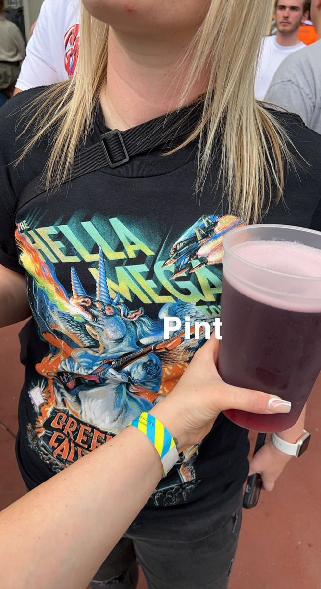 sophiemariemjj's tweet photo. Hella mega pint #megapint #johnnydepp #hellamegatour #hellamega https://t.co/l5DE70UpKs