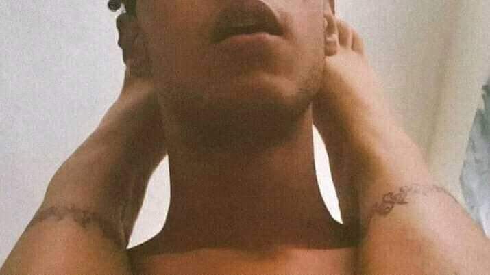 ده عايز سكونك على كتفي 🤭