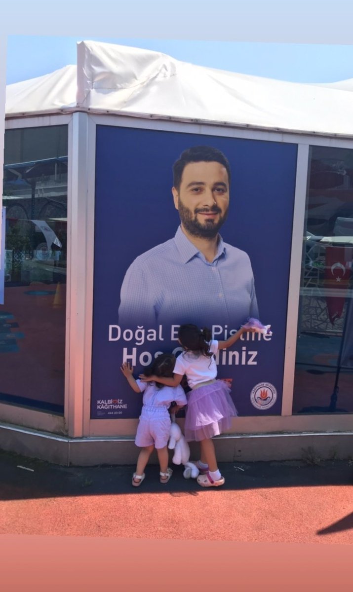 İşte babaya hasret iki prenses,
Babaları o kadar çok çalışıyor ki,kızları babalarını afişlerde görüp öpüyorlar, 
Bazı belediye başkanları gibi değil onların babaları, büyümelerini ISKALIYOR halka hizmet için...
<a href="/MevlutOztekin/">Mevlüt Öztekin</a>