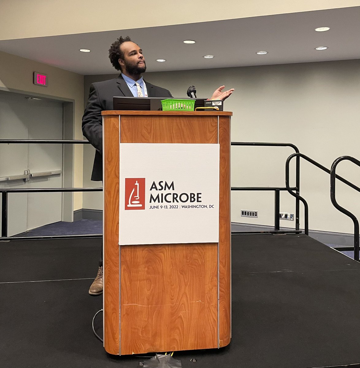 vtbiochem's tweet photo. @aaronbrock_VT presented his research at #ASMicrobe2022. His research examines the structure and biosynthesis of peptidoglycan in Borrelia burgdorferi and how motility may organize that biosynthesis. This information could lead new therapeutic targets for Lyme disease. @jutraslab https://t.co/cs3KPKtED0