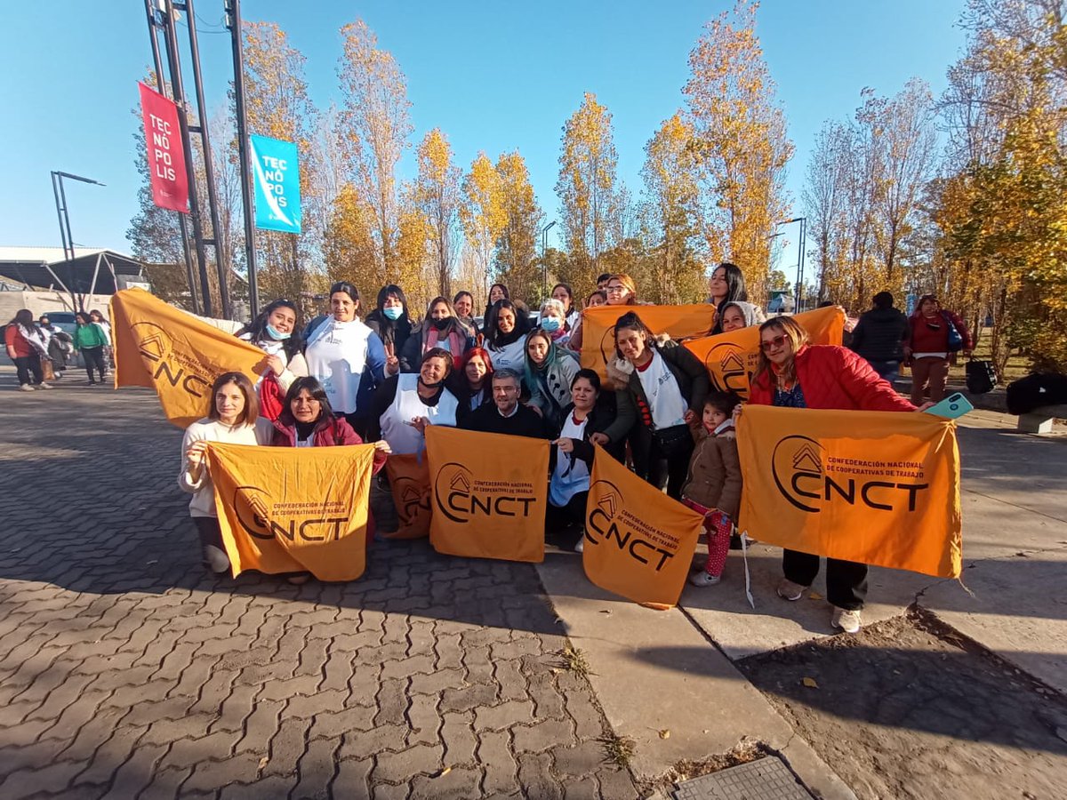 cnctargentina's tweet photo. 🟠Cooperativistas de la CNCT recibieron diploma de "Promotorxs de alimentación sana, segura y soberana" en Tecnópolis🟠
https://t.co/Np1Crs8k2z https://t.co/s4YoYLnNOv