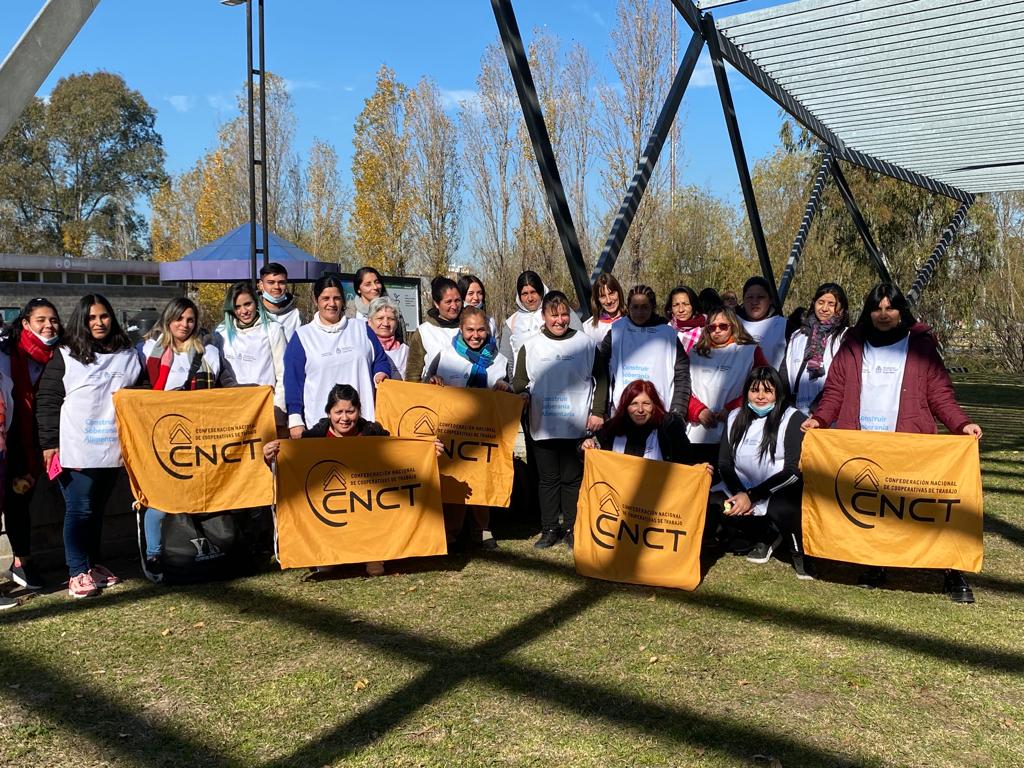 cnctargentina's tweet photo. 🟠Cooperativistas de la CNCT recibieron diploma de "Promotorxs de alimentación sana, segura y soberana" en Tecnópolis🟠
https://t.co/Np1Crs8k2z https://t.co/s4YoYLnNOv