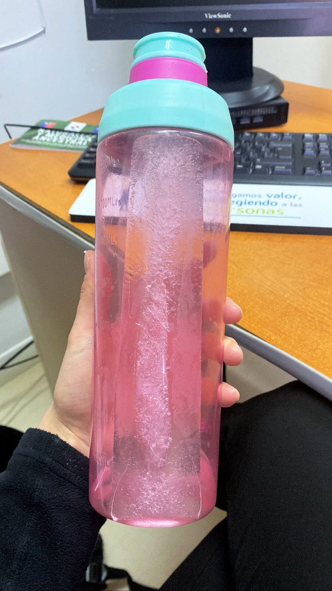 AlinEstefo's tweet photo. Como cuando dejas la botella de agua adentro del auto🥶 el frío es reaal https://t.co/90nidTCGkU