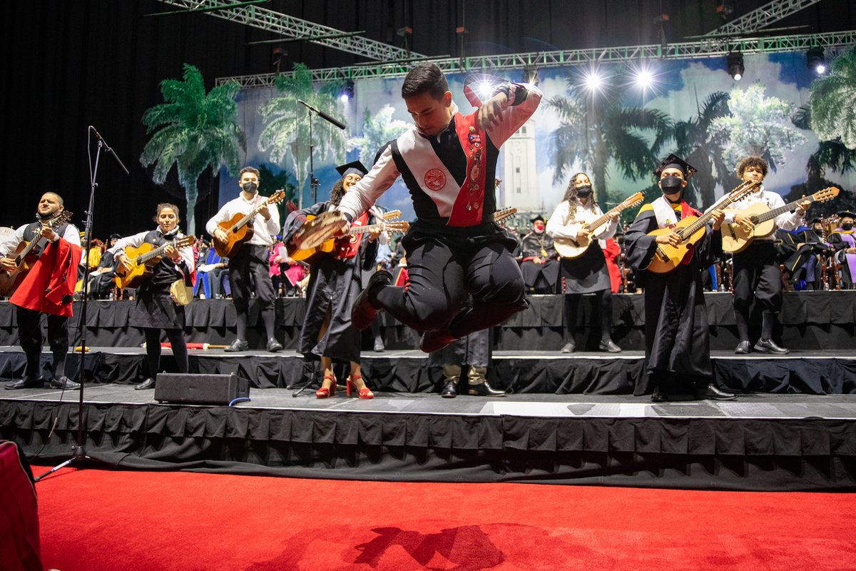 uprrp's tweet photo. La ceremonia de la🎓culminó con la alegría😀🙌de miles de estudiantes recién graduados que ondeaban de lado a lado banderines blancos y rojos, representativos de la universidad.😀¡Enhorabuena #GradUPRRP2022 #Clase2022 #801x100pre #yoamolaiupi #OrgulloUPR https://t.co/Fw0n0Xxl93