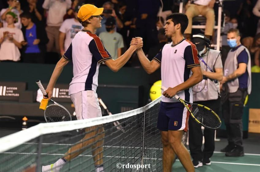 Lautarotenn1s's tweet photo. Jannik Sinner 🇮🇹 sobre Carlos Alcaraz 🇪🇸, su próximo rival en #Wimbledon: "Somos muy buenos amigos. Él me habla en español y yo le respondo en italiano, así nos entendemos. Espero que podamos enfrentarnos durante muchos años y seguro será un gran partido" https://t.co/TcjOaiFWnx