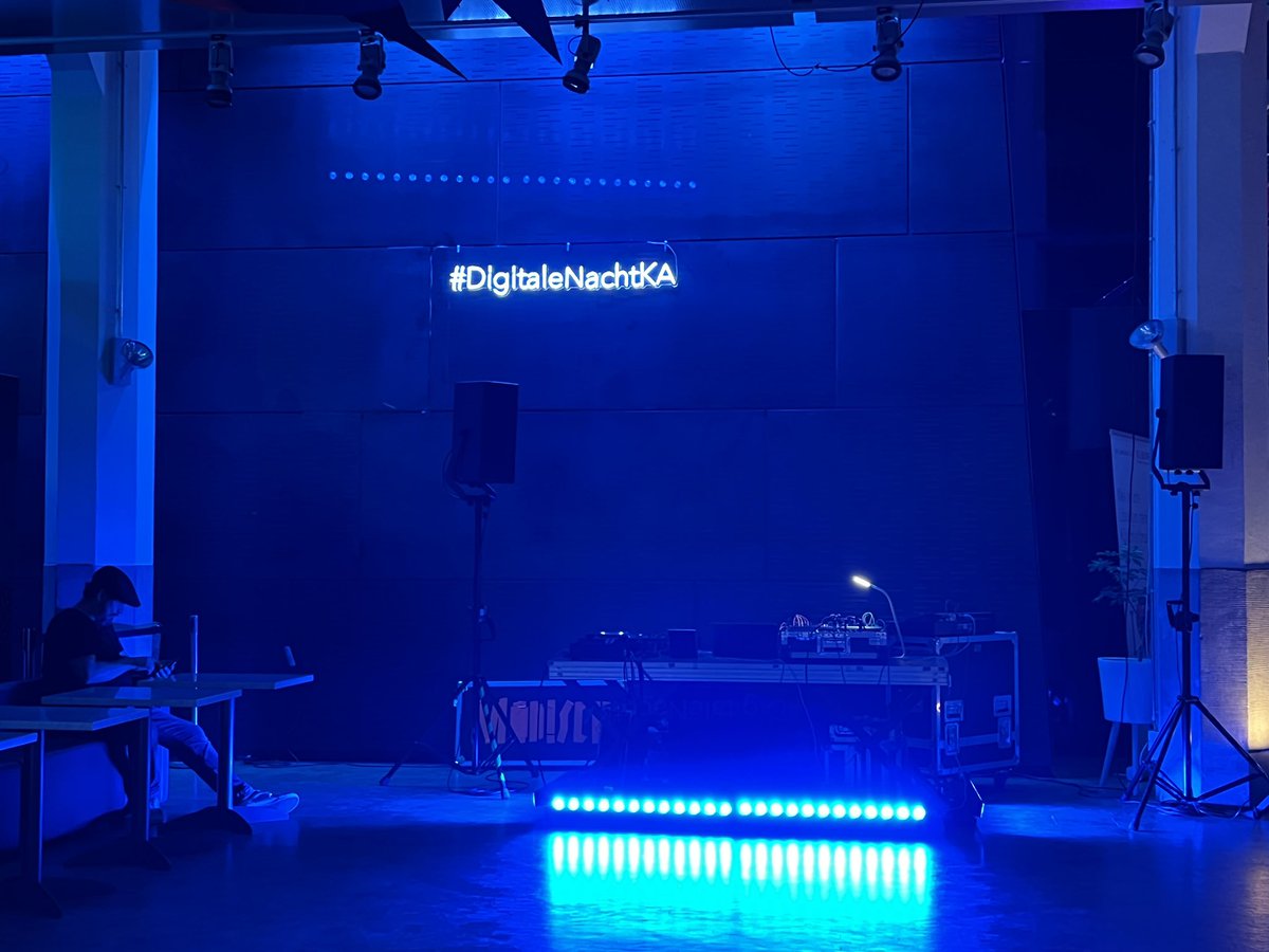 So langsam enden die einzelnen Programme in der Stadt. Noch die letzten Sonnenstrahlen genießen, netzwerken, zusammen räumen und dann ab zum Abschlussevent ins @zkmkarlsruhe 💃🕺#DigitaleNachtKA